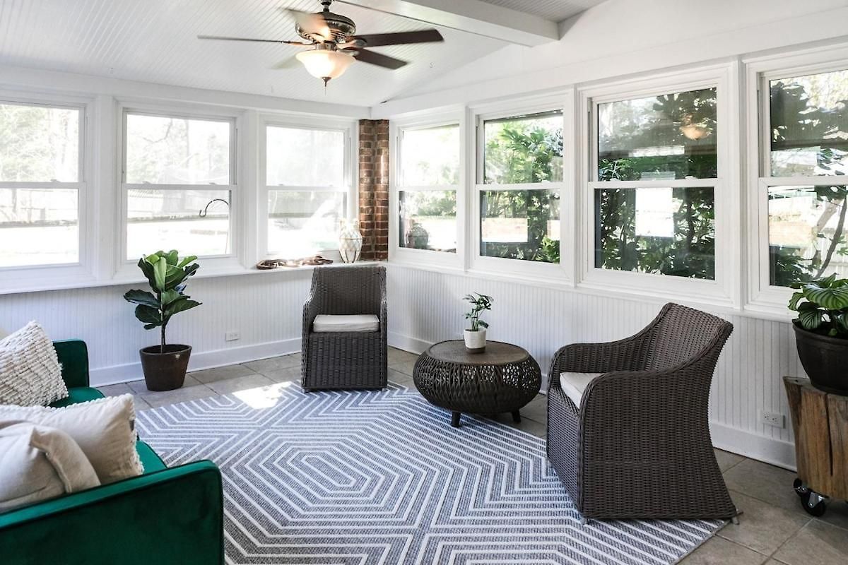 Cozy With Pool Chefs Kitchen In Prime Area