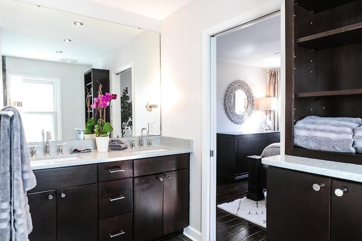 Cozy With Pool Chefs Kitchen In Prime Area *