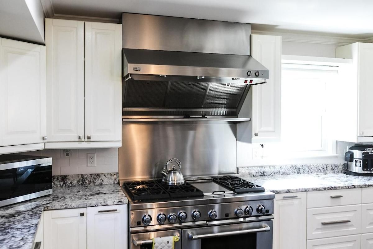 Cozy With Pool Chefs Kitchen In Prime Area *