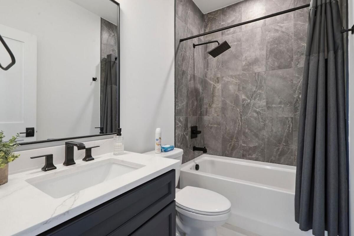 Holiday home Luxury Build - King Beds - Minutes To Uptown