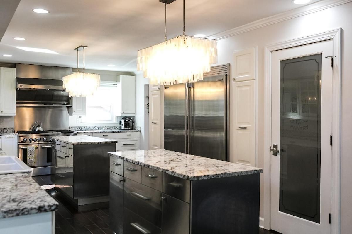 Holiday home Cozy With Pool Chefs Kitchen In Prime Area