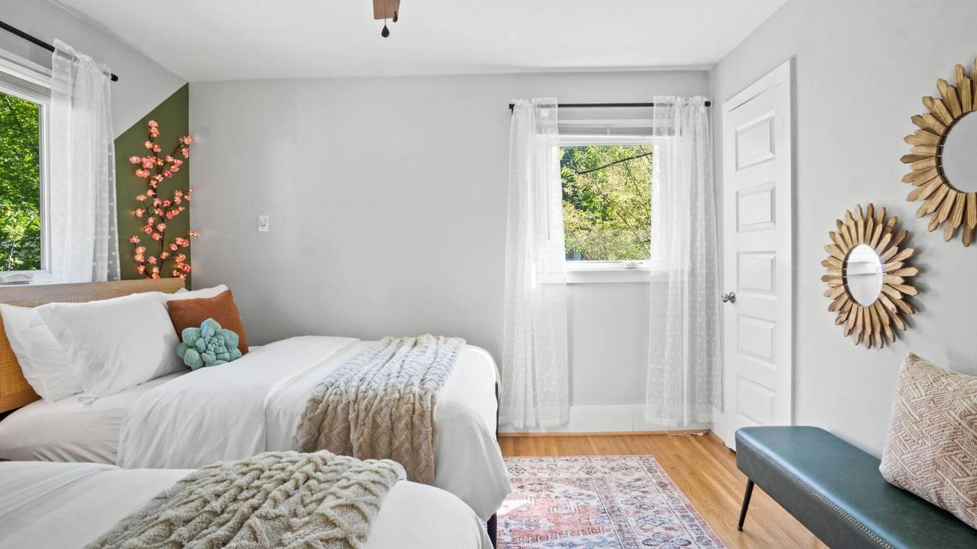 4bd Cozy Getaway | Eclectic, Central, Near Airport Holiday home