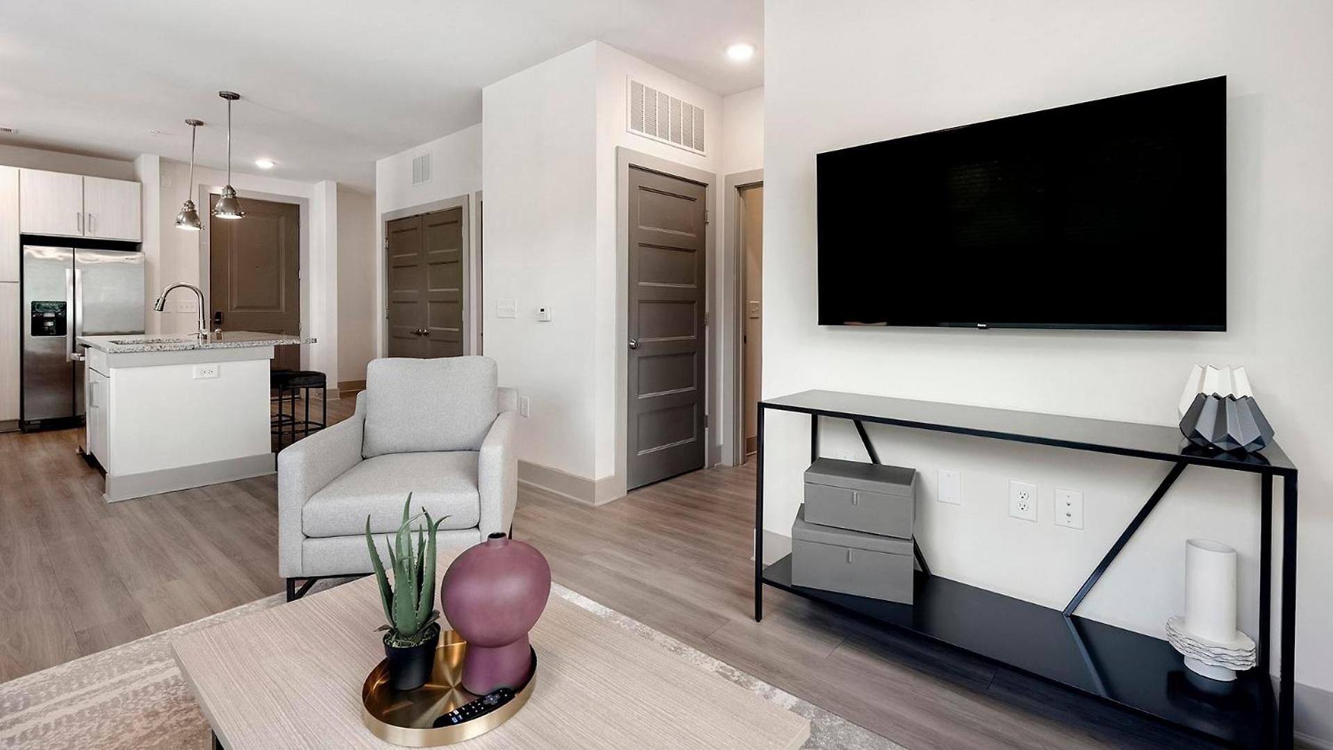 Landing - 8 Metro Station Apartment *