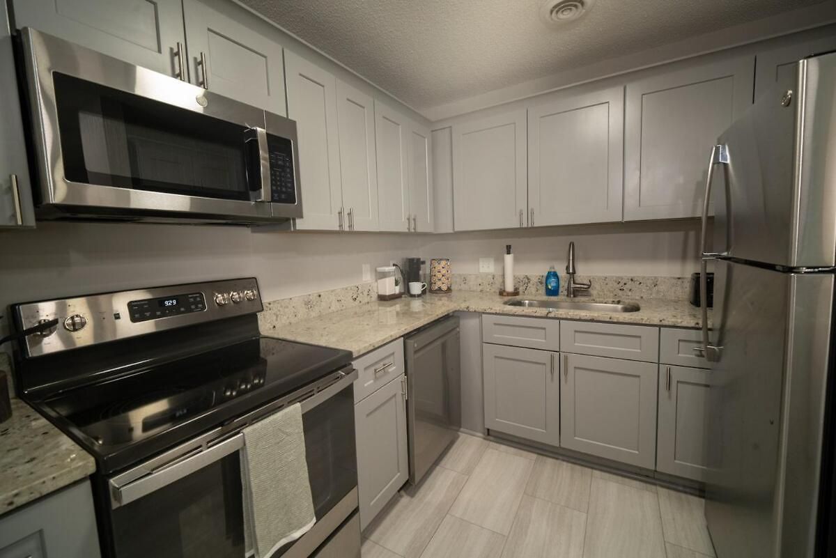Uptown Luxe Retreat With Parking & Walk To Center Apartment