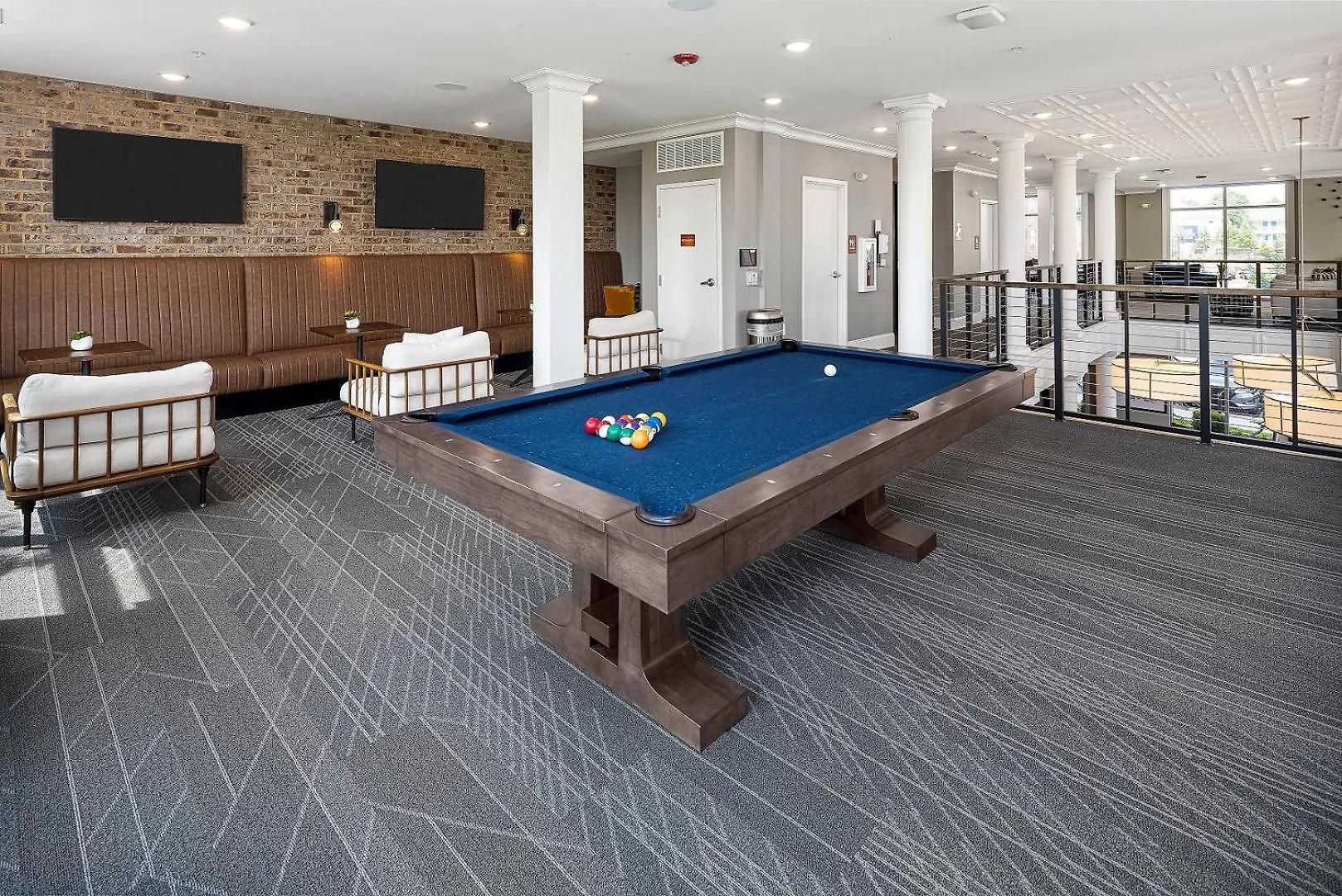 Landing - 8 Metro Station Apartment
