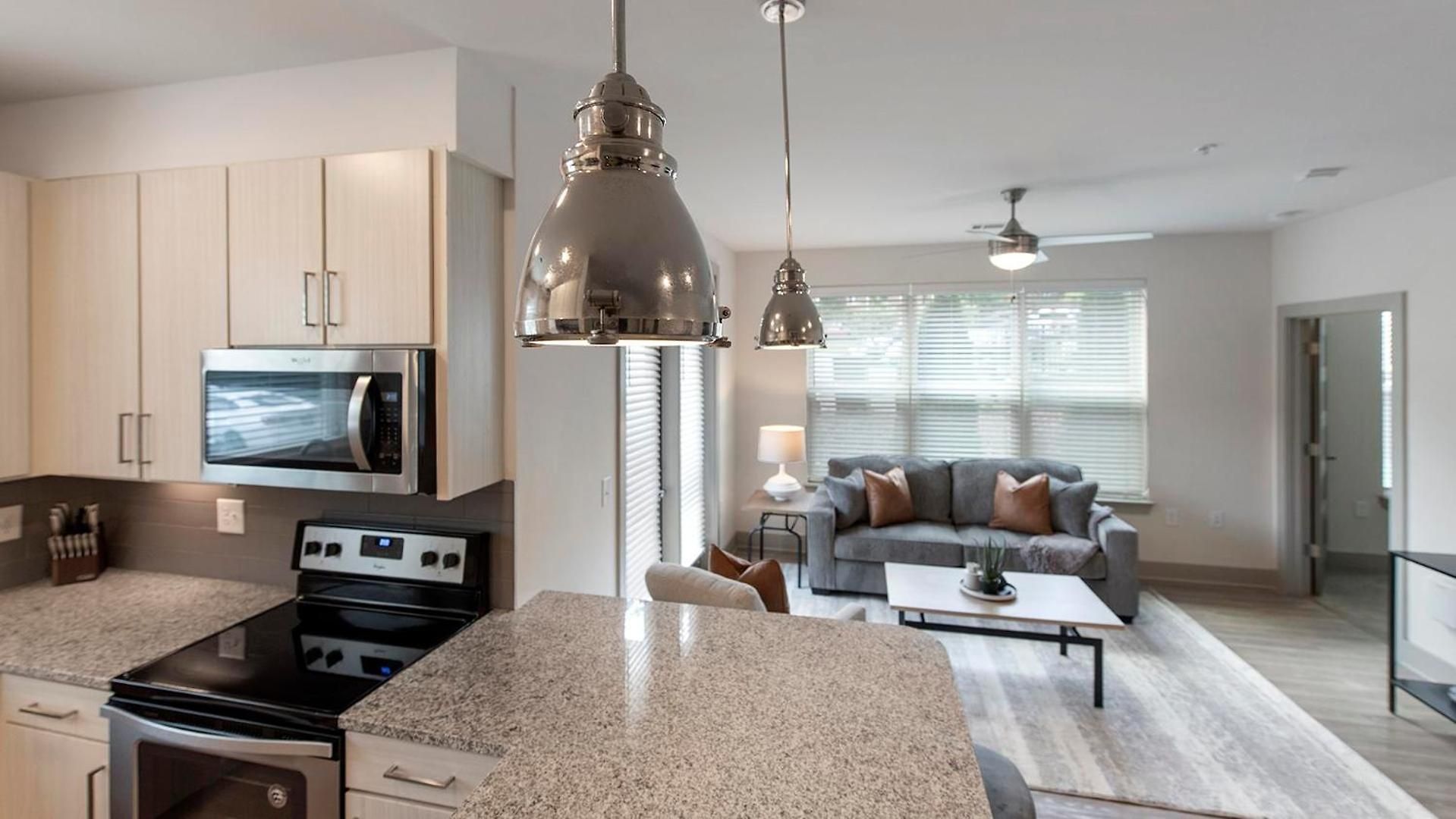 Landing - 8 Metro Station Apartment