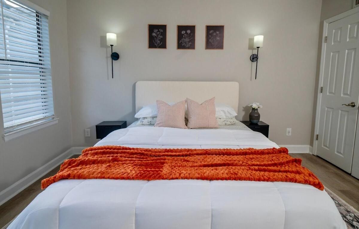 Apartment Uptown Luxe Retreat With Parking & Walk To Center