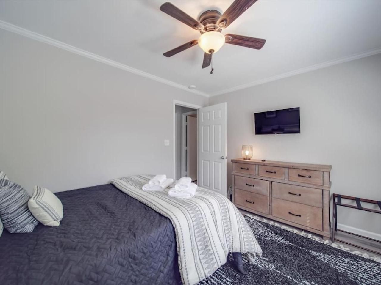 Cozy 3br - Views - Firepit -football *