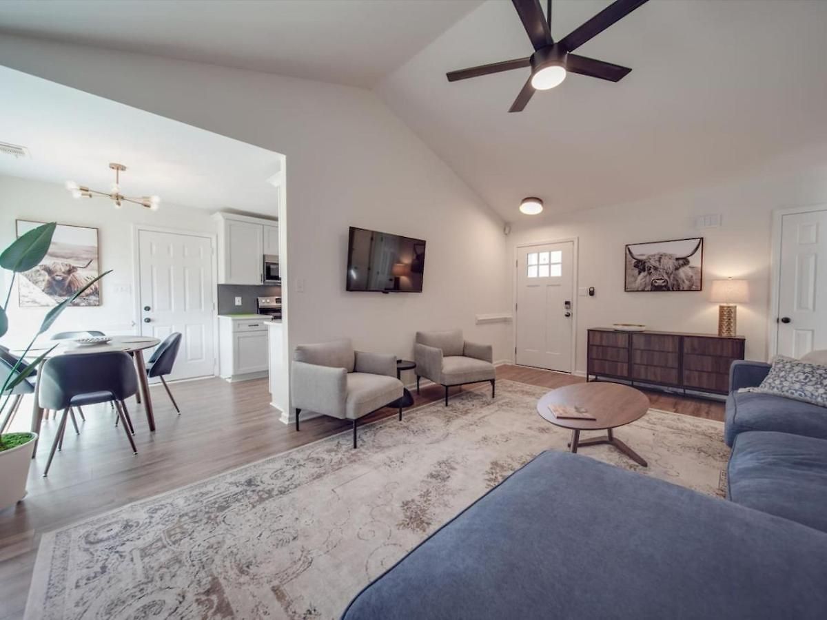 Fully Updated Cozy 3 Bedroom Ranch Escape -wwc- Airport Holiday home Charlotte