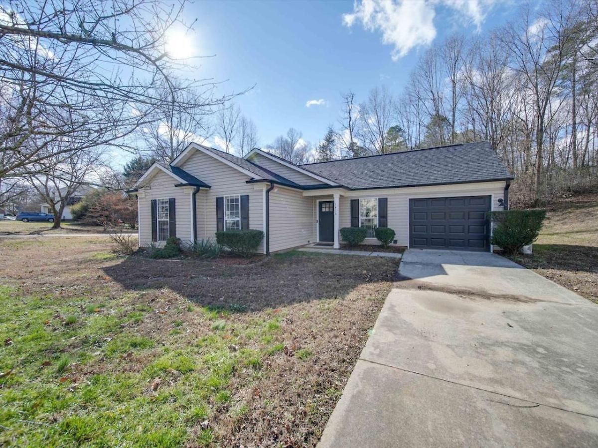 Fully Updated Cozy 3 Bedroom Ranch Escape -wwc- Airport Holiday home Charlotte
