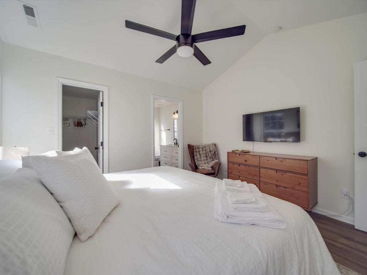Fully Updated Cozy 3 Bedroom Ranch Escape -wwc- Airport