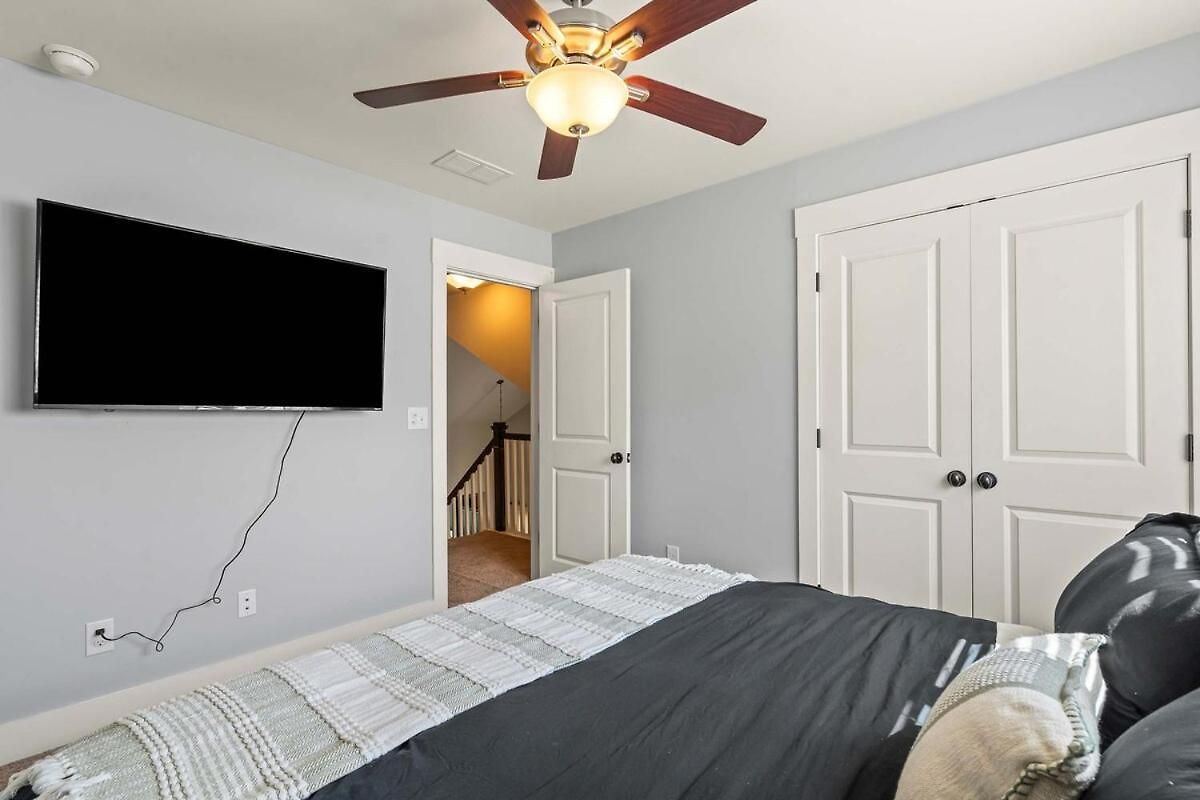 Modern Upscale Farmhouse- In Uptown Clt! Apartment