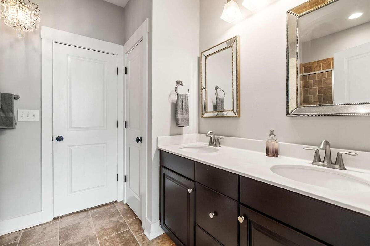 Apartment Modern Upscale Farmhouse- In Uptown Clt! *