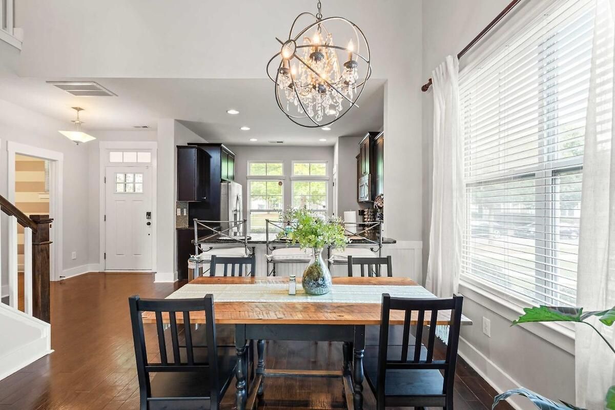 Modern Upscale Farmhouse- In Uptown Clt! Apartment *