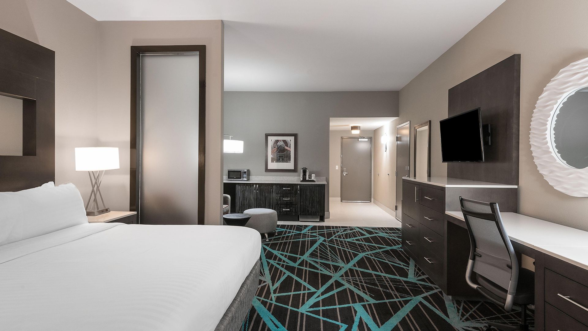 Express & - Airport By Ihg Hotel