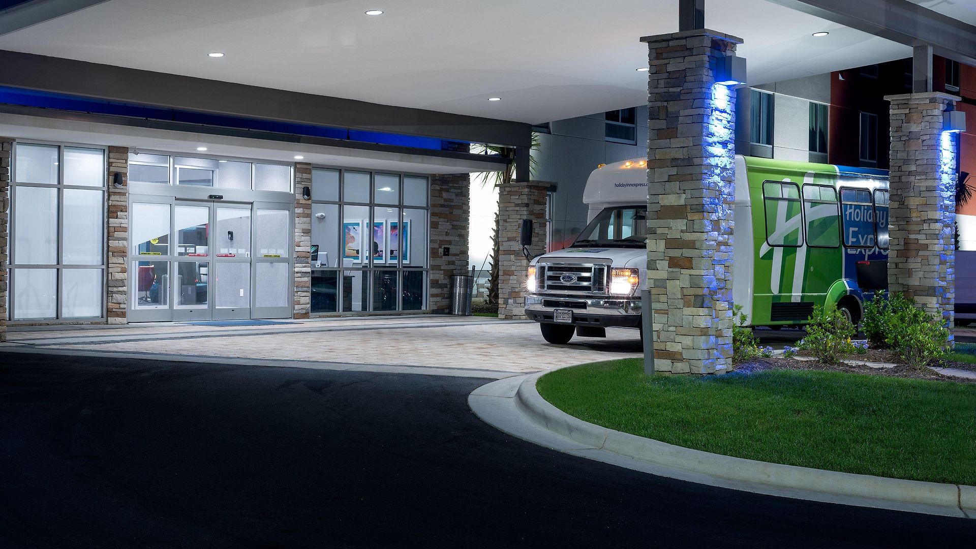 Express & - Airport By Ihg Hotel