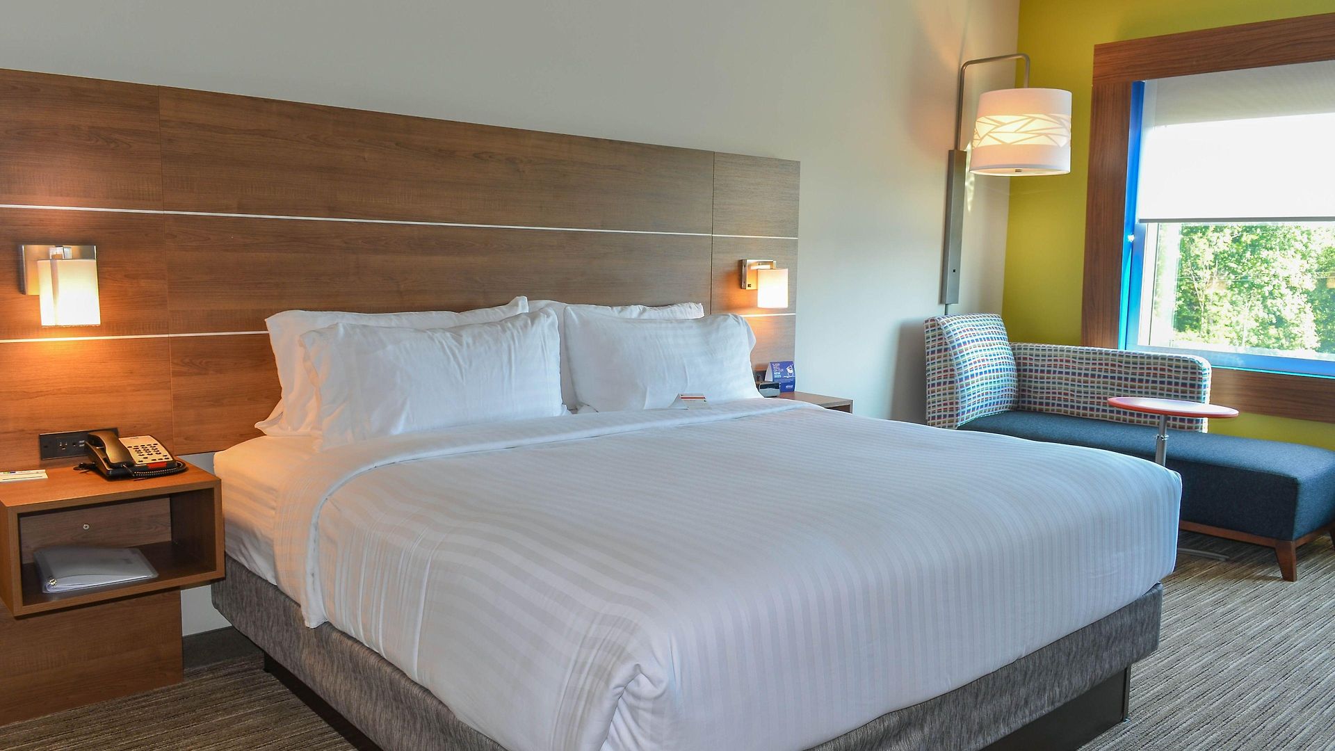 Express & - Ne - Area By Ihg Hotel