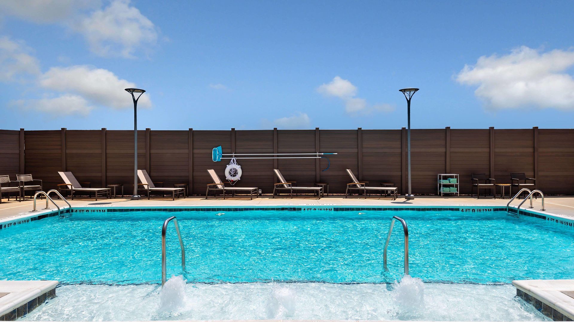 Courtyard By Marriott Northlake Hotel 2*
