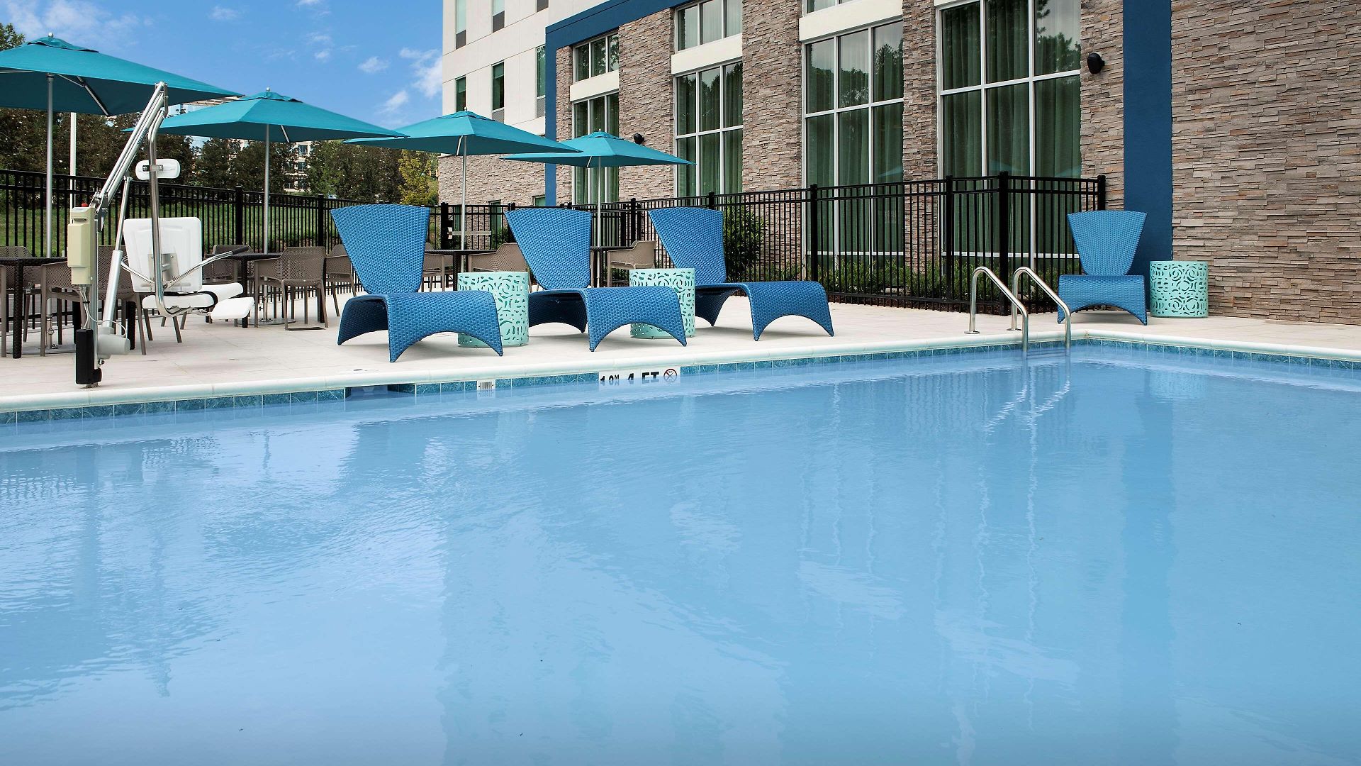 Hotel Hampton & Airport Pointe