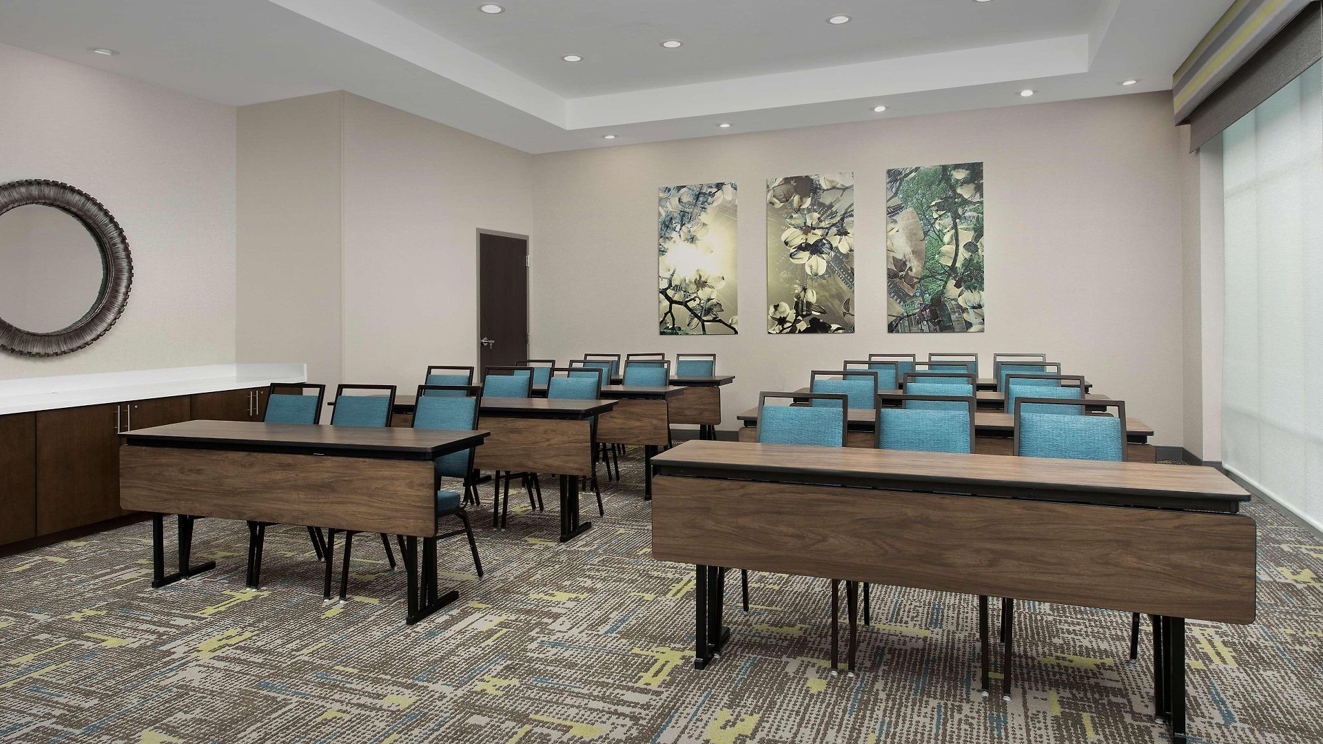 Hampton & Airport Pointe Hotel 3*