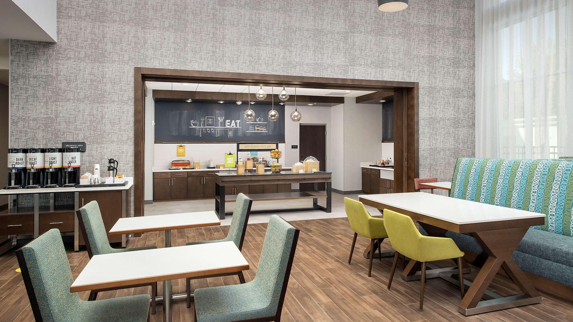 Hampton & Airport Pointe 3*
