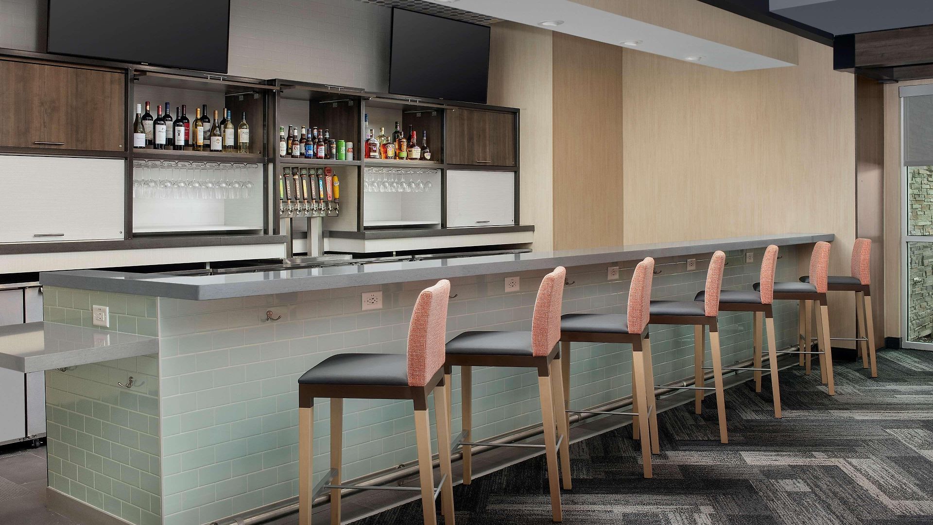 Hotel Hampton & Airport Pointe