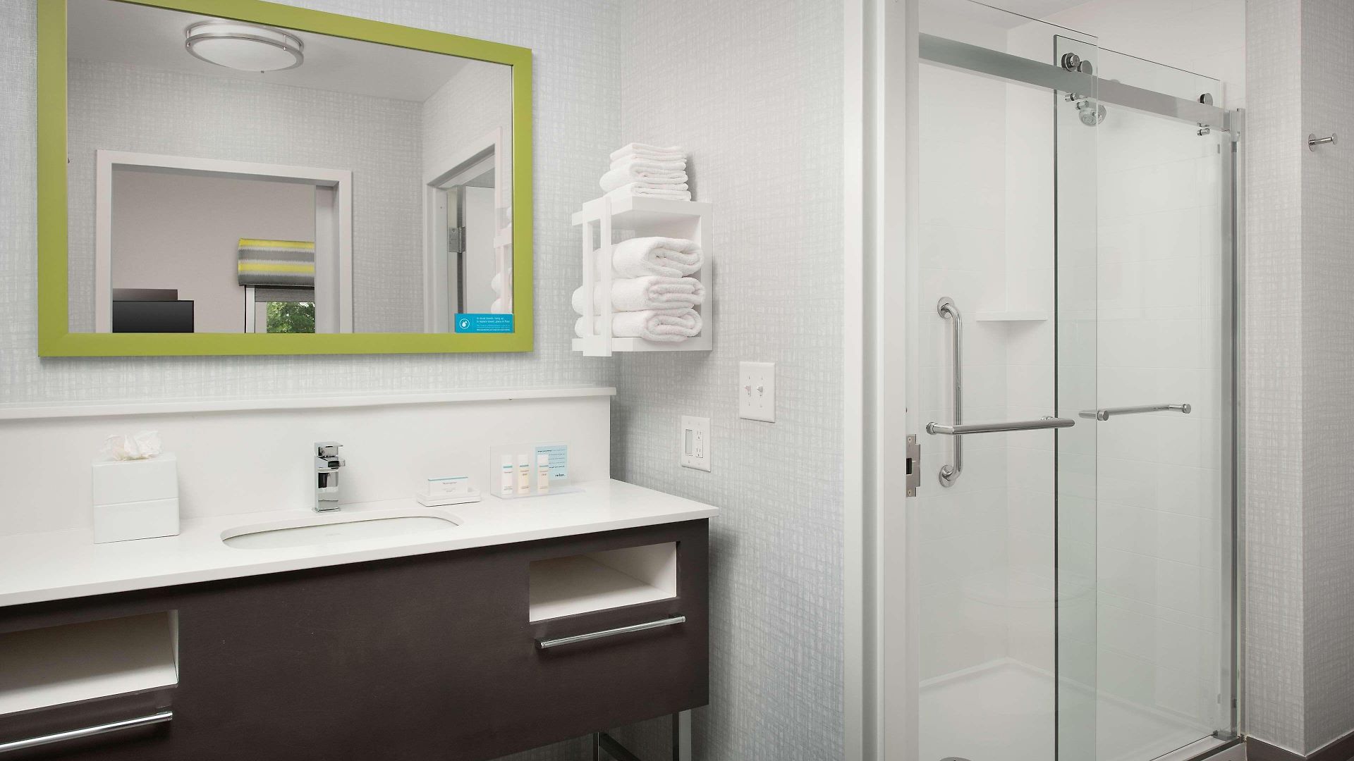 Hampton & Airport Pointe 3*