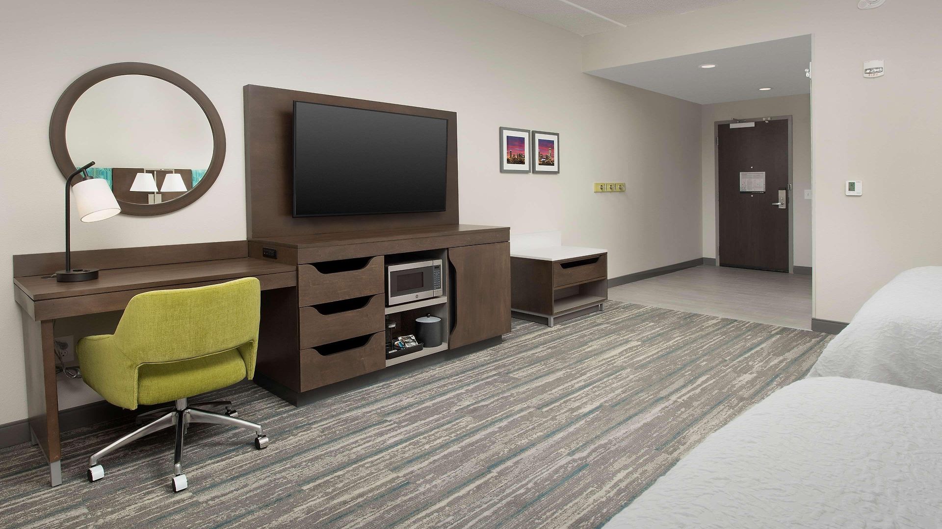 Hampton & Airport Pointe 3*