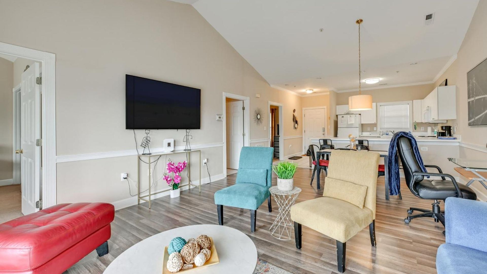 Charming W/ Balcony, 1 Mi To Unc Charlotte! *