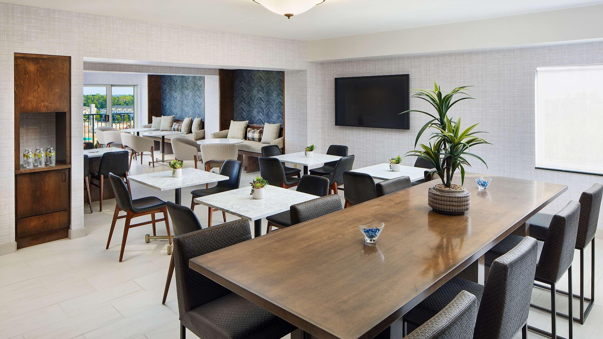Hotel Hilton Airport 4*