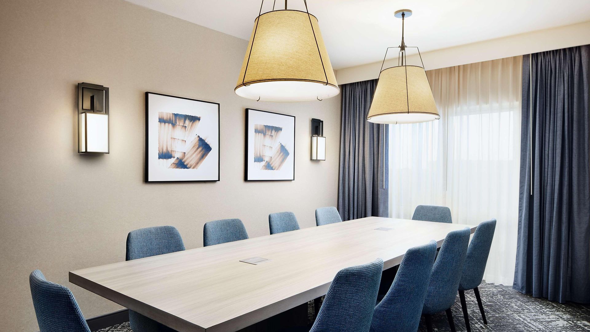 Hotel Hilton Airport 4*