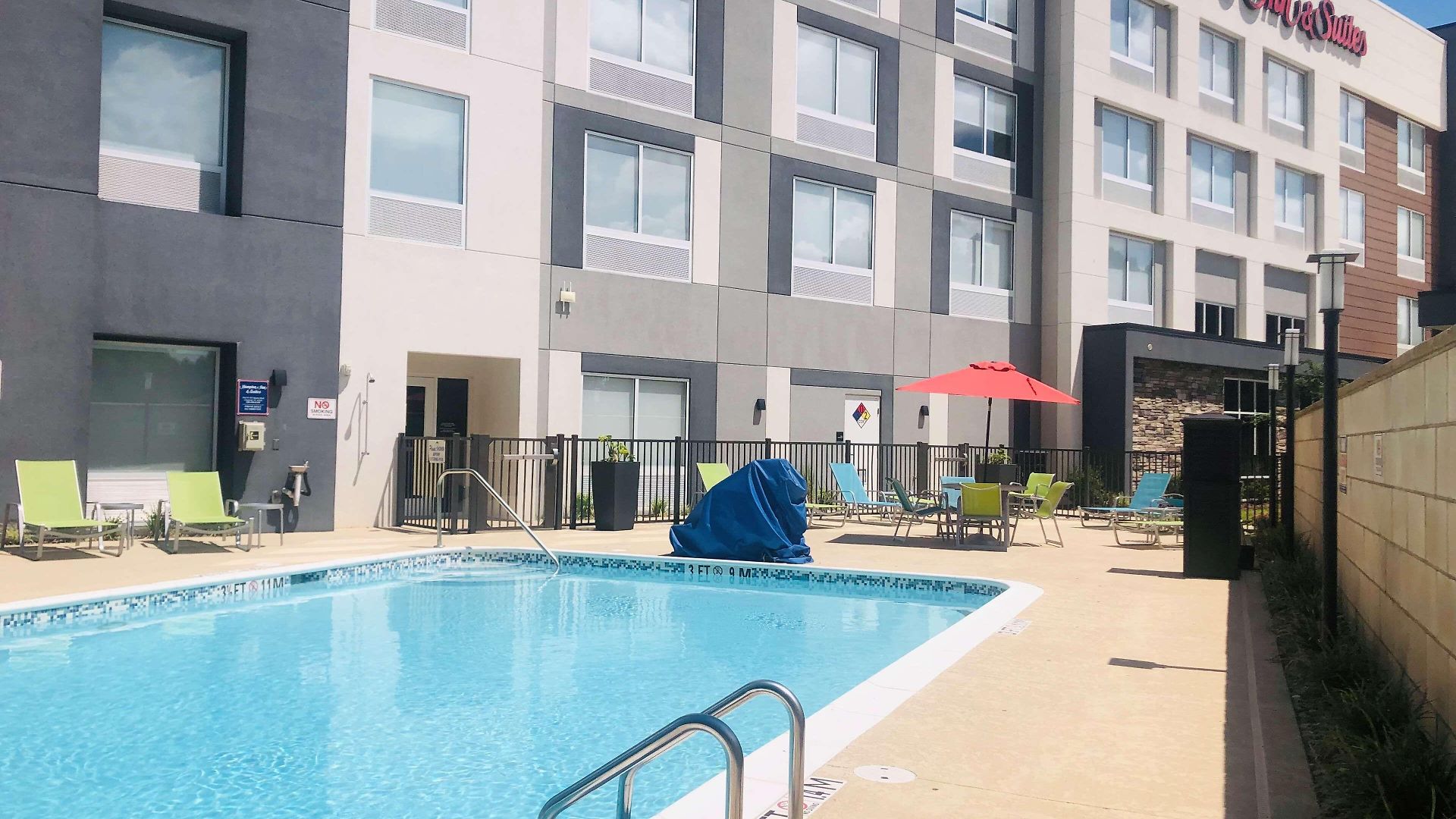 Hampton & North I 485 Hotel 3*