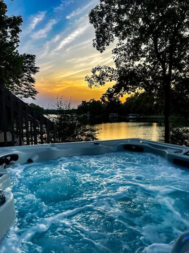 Embrace Nature In Lakefront With Fire Pit In Charlotte, North Carolina Holiday home *