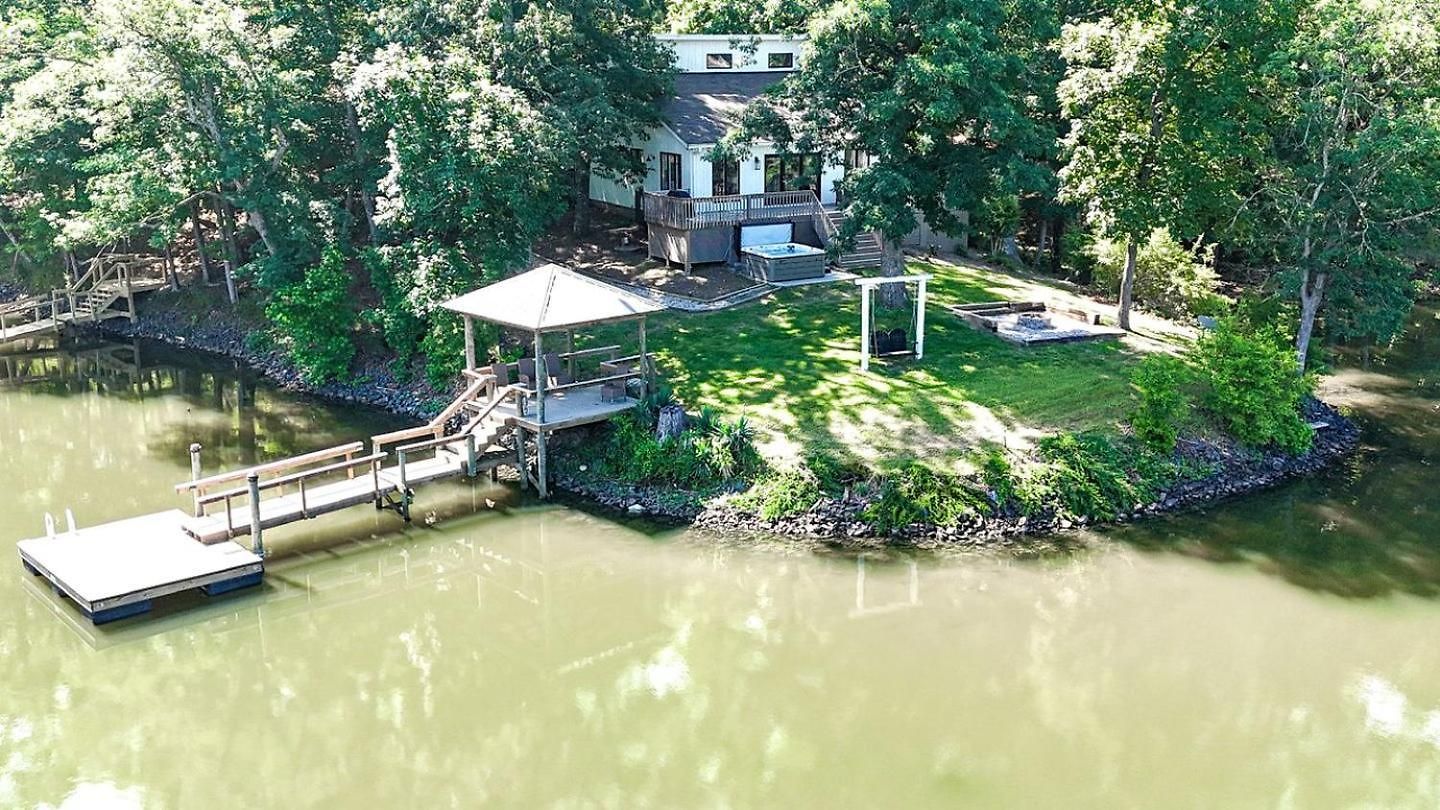 Embrace Nature In Lakefront With Fire Pit In Charlotte, North Carolina Holiday home Charlotte