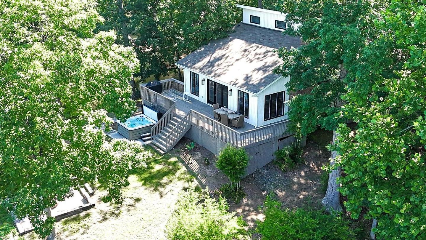 Embrace Nature In Lakefront With Fire Pit In Charlotte, North Carolina *