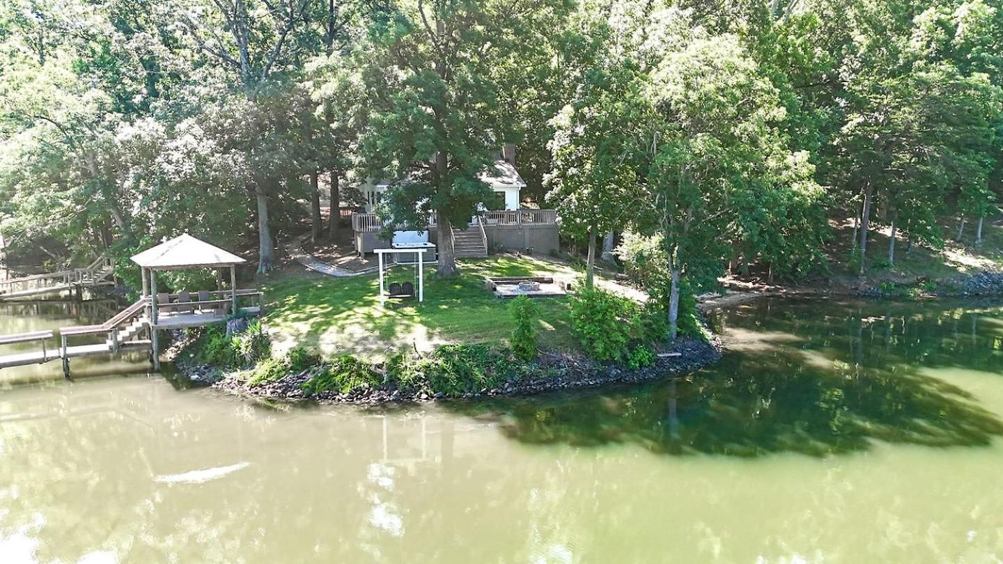 Embrace Nature In Lakefront With Fire Pit In Charlotte, North Carolina Holiday home Charlotte