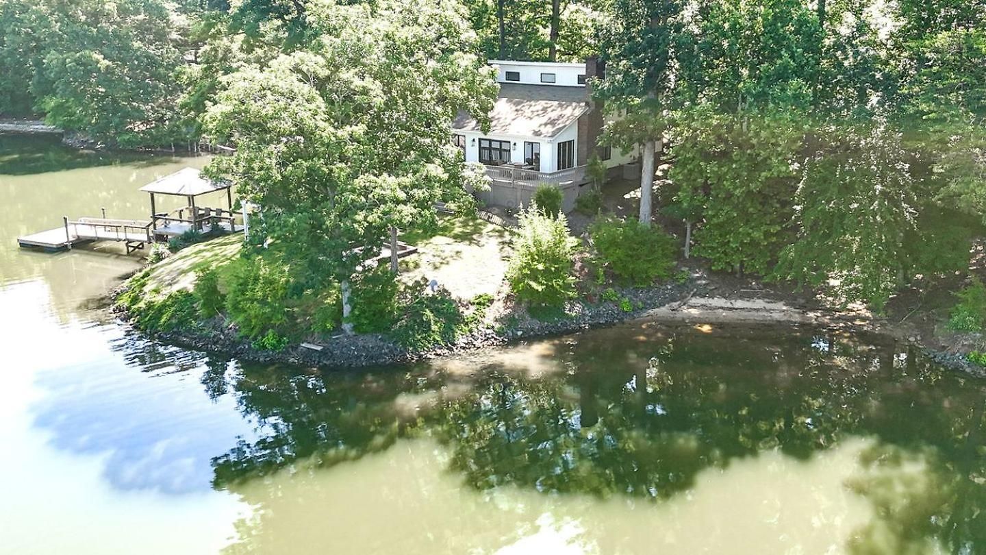 Embrace Nature In Lakefront With Fire Pit In Charlotte, North Carolina Holiday home