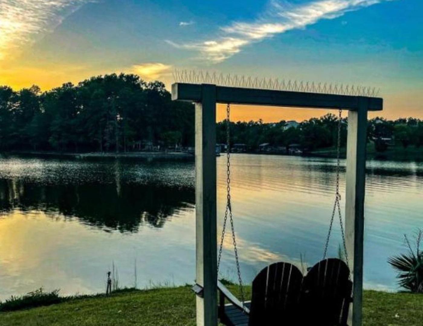 Embrace Nature In Lakefront With Fire Pit In Charlotte, North Carolina Holiday home