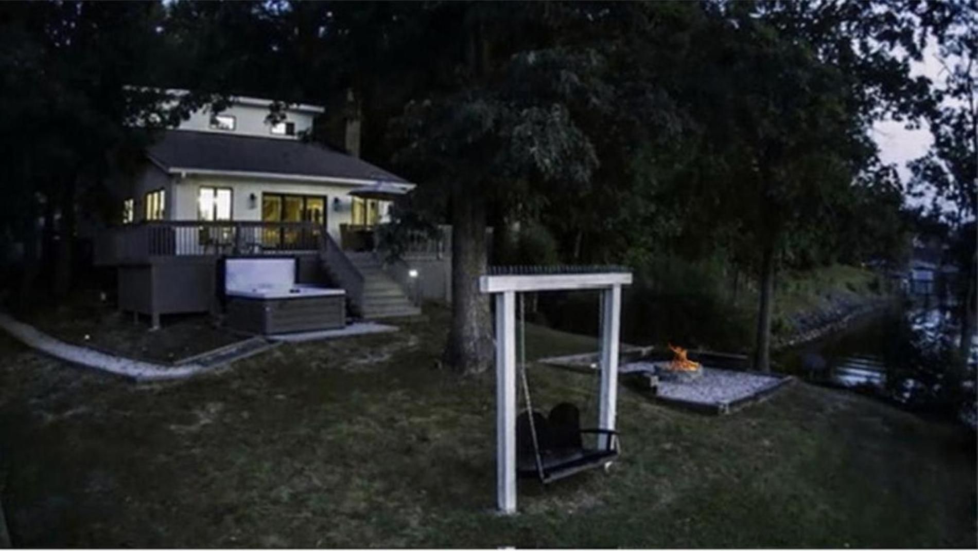 Embrace Nature In Lakefront With Fire Pit In Charlotte, North Carolina Holiday home