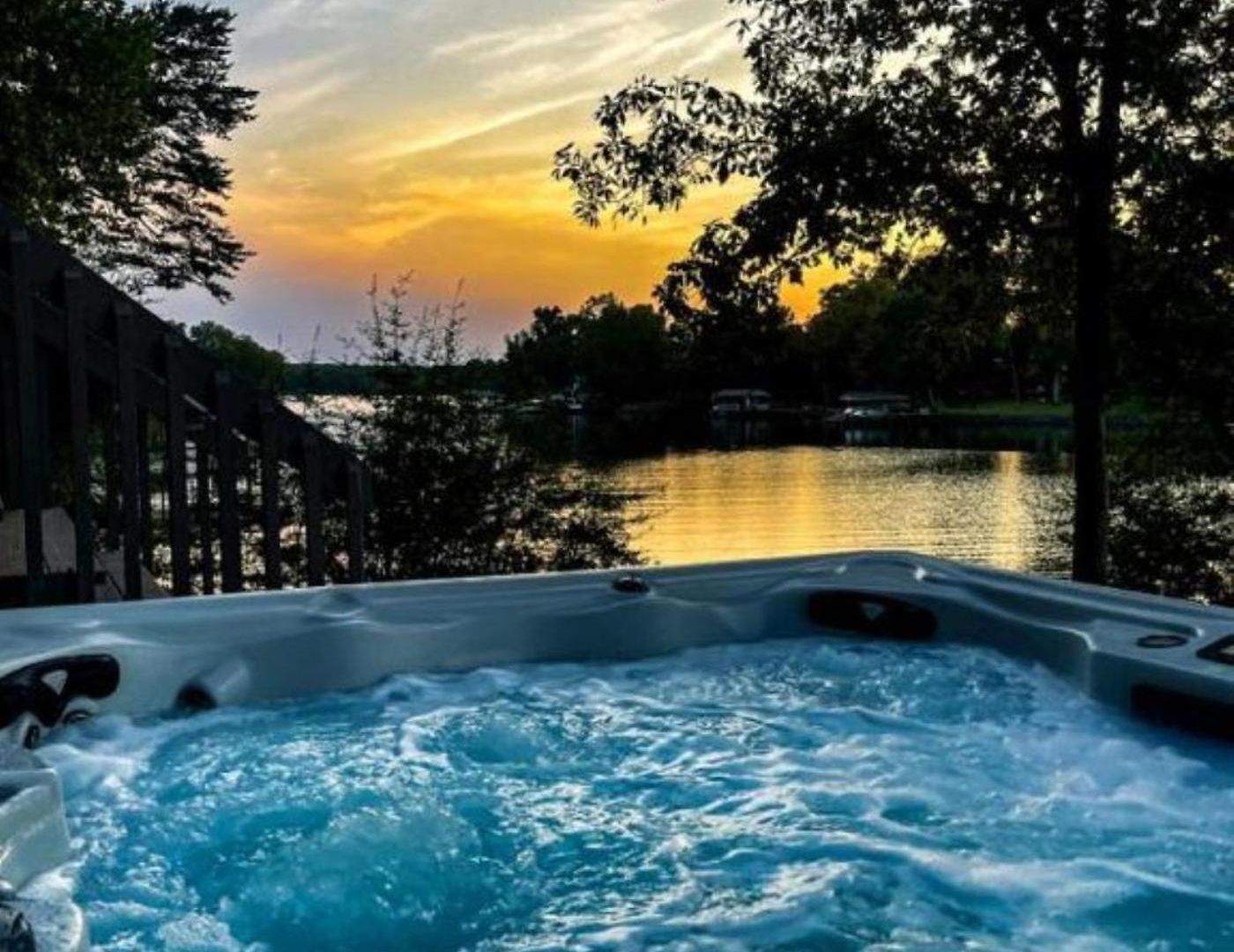 Embrace Nature In Lakefront With Fire Pit In Charlotte, North Carolina Holiday home *