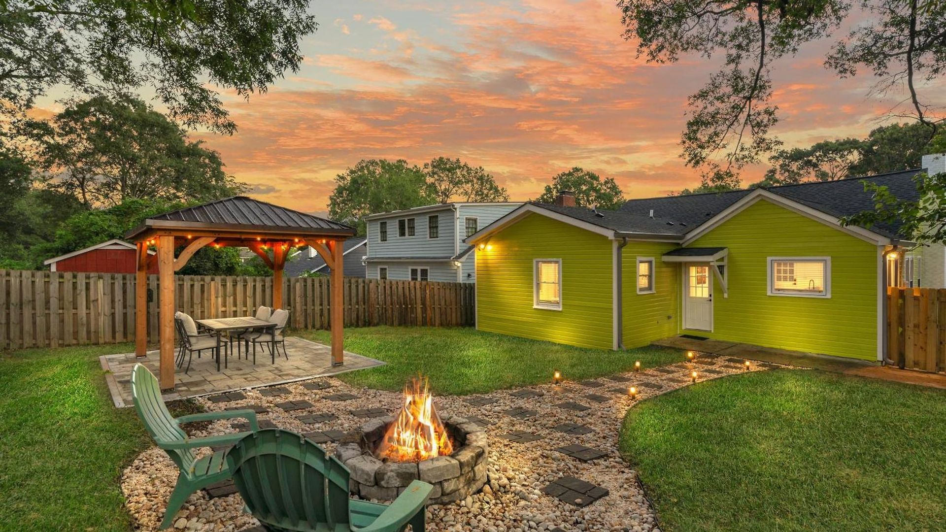 Stylish 4br Haven: Serene Backyard And Fire Pit