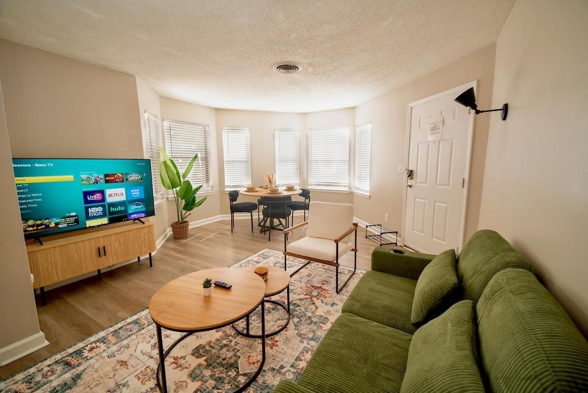 Stylish & Cozy Retreat With Backyard & Parking Holiday home