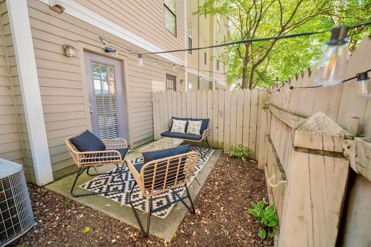 Stylish & Cozy Retreat With Backyard & Parking Holiday home *
