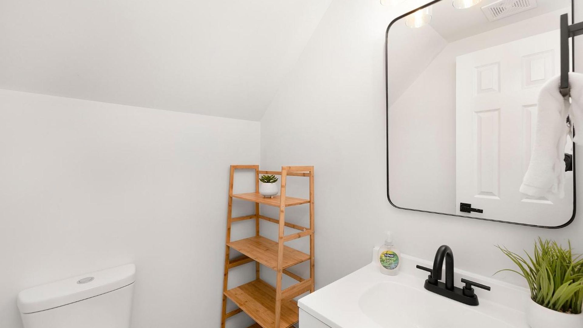 Holiday home Stylish Queen Getaway In Camp North End