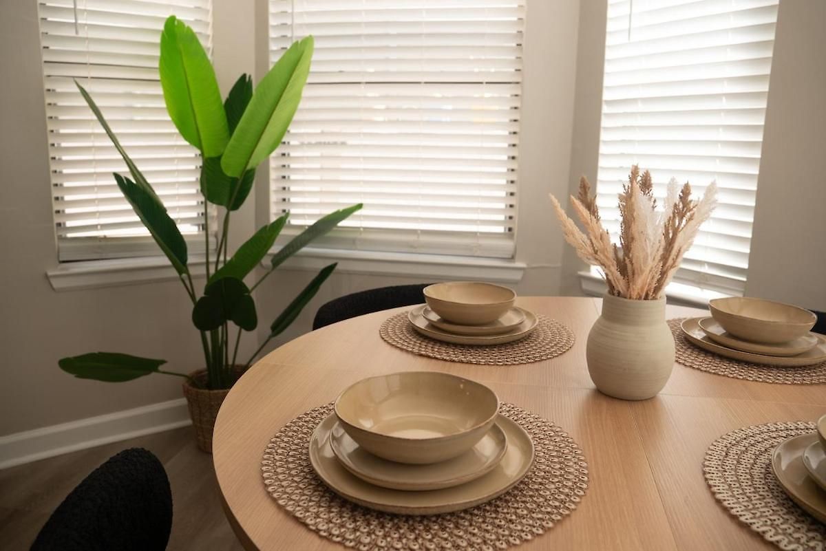 Stylish & Cozy Retreat With Backyard & Parking Charlotte