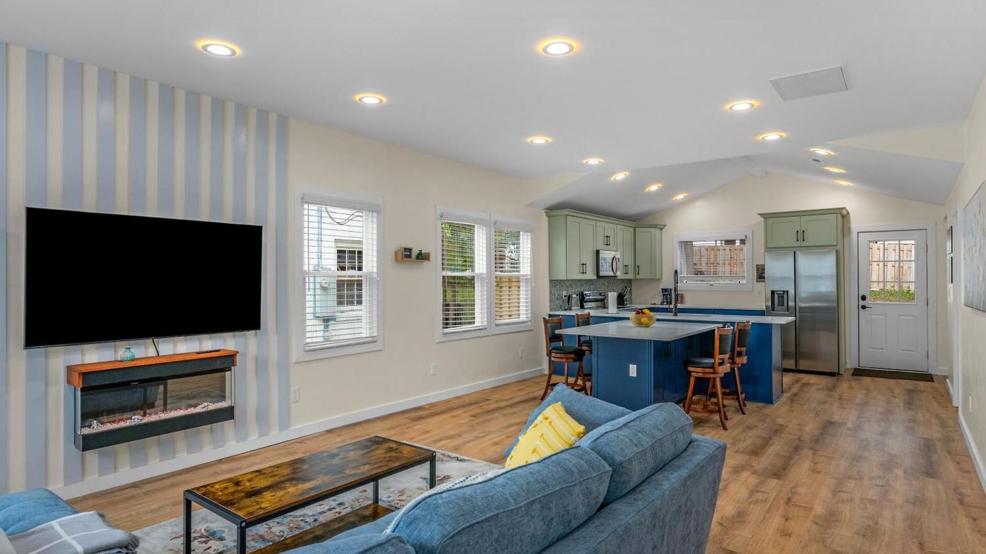 Stylish 4br Haven: Serene Backyard And Fire Pit Charlotte