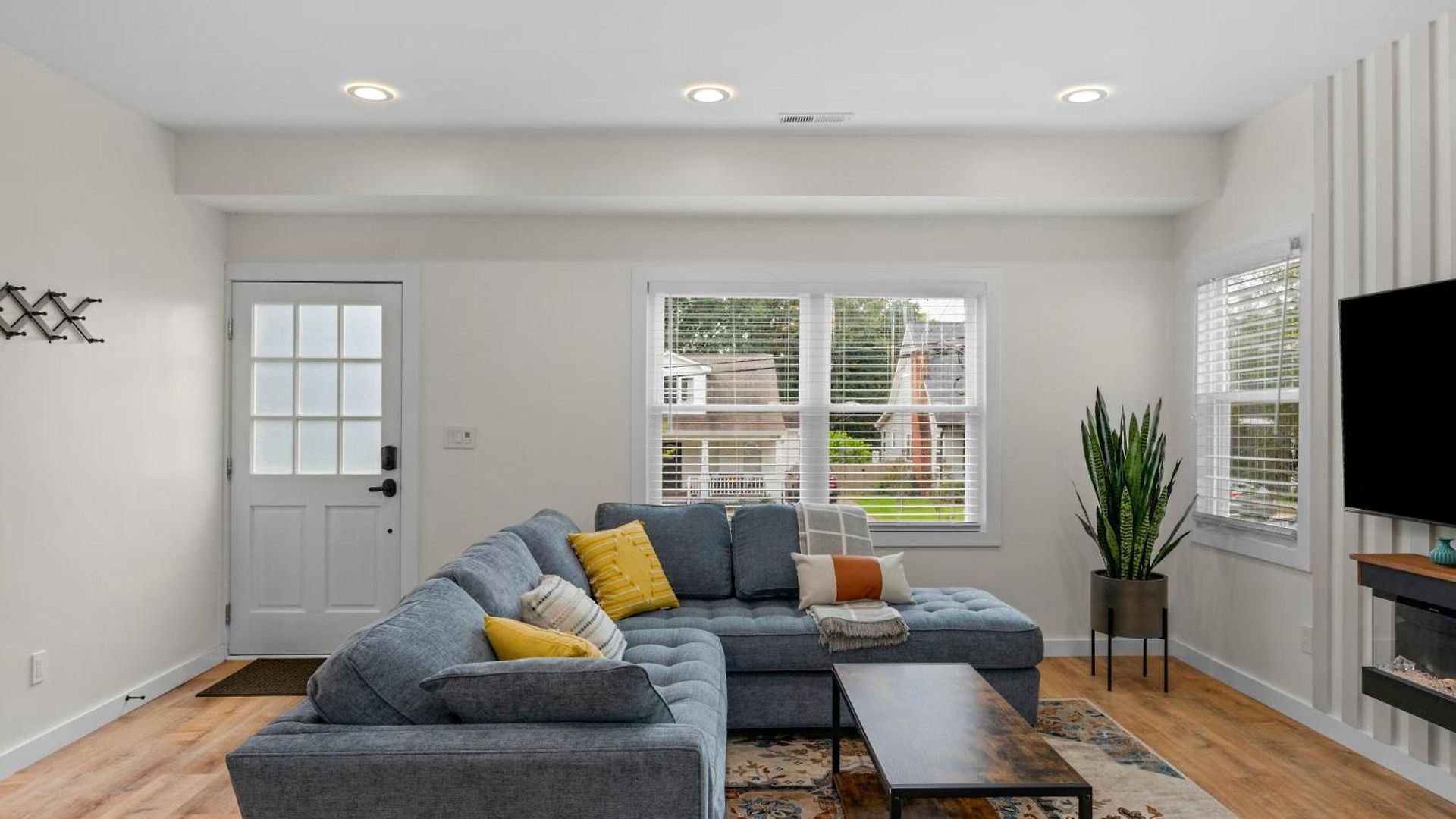 Holiday home Stylish 4br Haven: Serene Backyard And Fire Pit