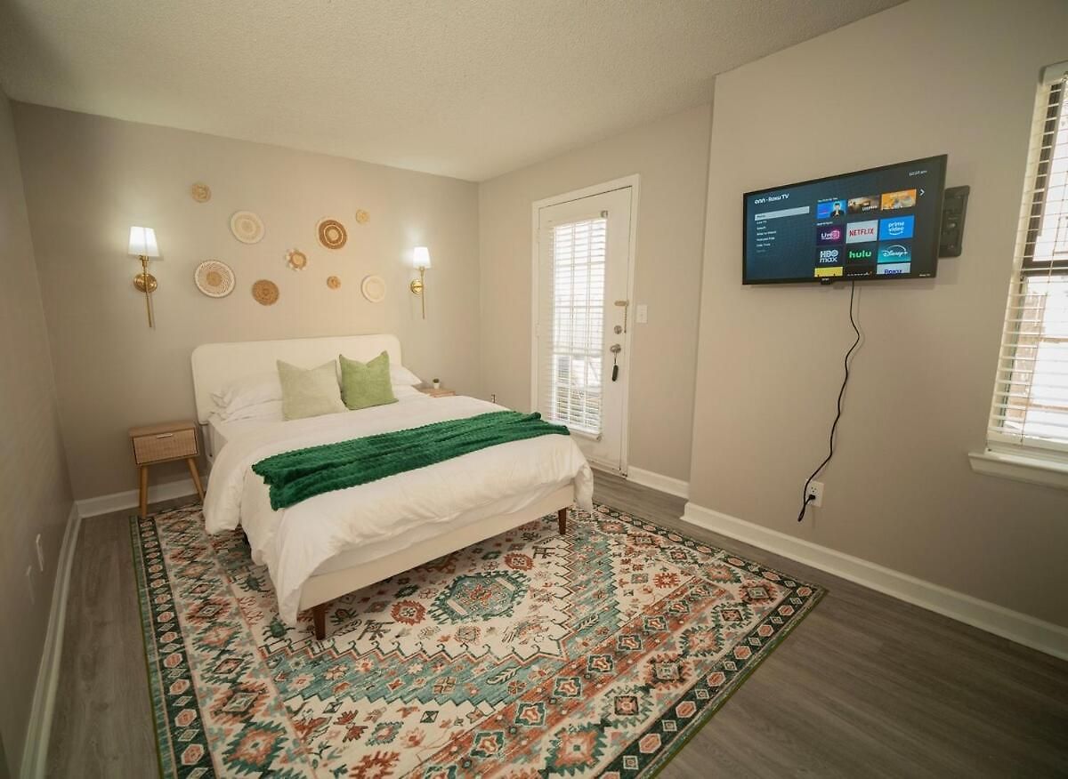 Holiday home Stylish & Cozy Retreat With Backyard & Parking