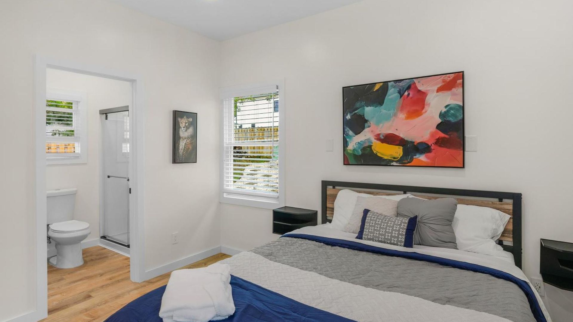 Stylish 4br Haven: Serene Backyard And Fire Pit Charlotte