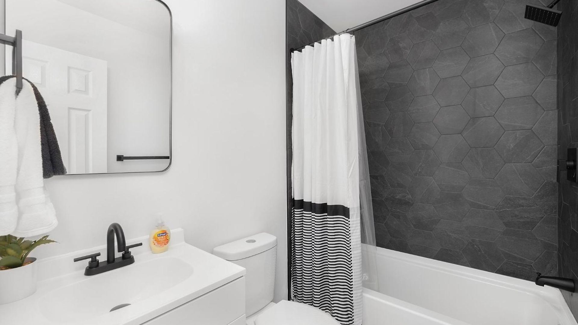 Stylish Queen Getaway In Camp North End * Charlotte